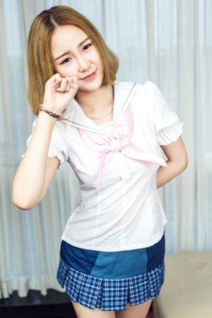 欧美明星红羽绒服街拍_高清高清视频播放